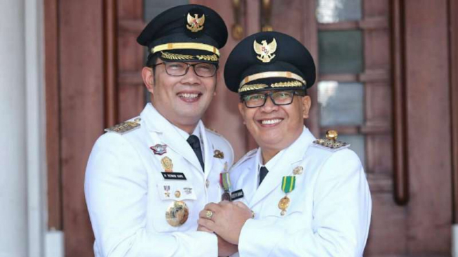 Ridwan Kamil (Kiri).