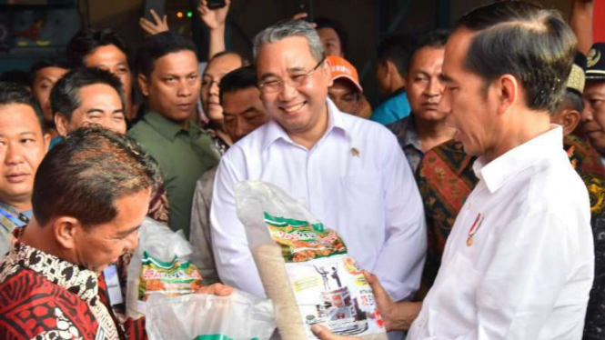 Menteri Desa PDTT Eko Putro Sandjojo dan Presiden Jokowi.