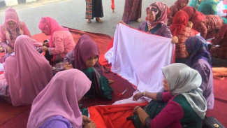 'Macan' Sawahlunto Adu Cepat Jahit Bendera Merah Putih