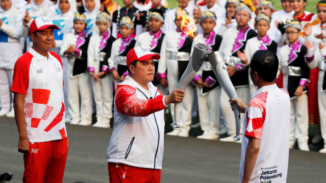 Presiden Joko Widodo membawa obor Asian Games 2018