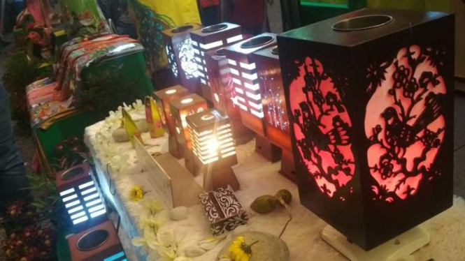 Pria Ini Sukses Ubah Limbah Kayu Jadi Lampu Aroma Terapi