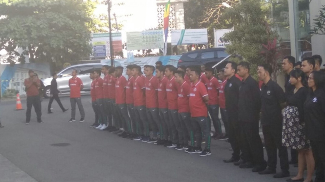 Pemain Timnas Indonesia U-19 menggelar upacara bendera