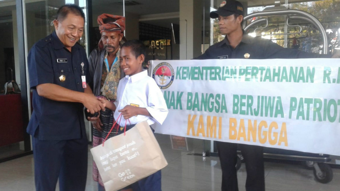 Joni, bocah pemanjat tiang bendera di NTT banjir penghargaan.