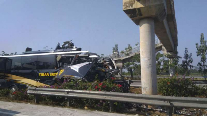 Kondisi Bus Tiban Inten yang kecelakaan di Tol Cipali.