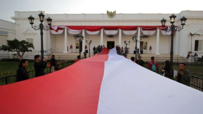 Bendera Merah Putih Raksasa berkibar di depan Replika Istana Negara 