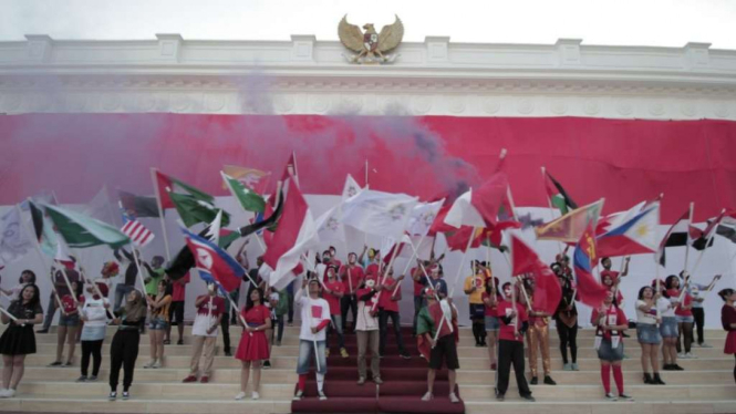 Bendera Merah Putih Raksasa berkibar di depan Replika Istana Negara