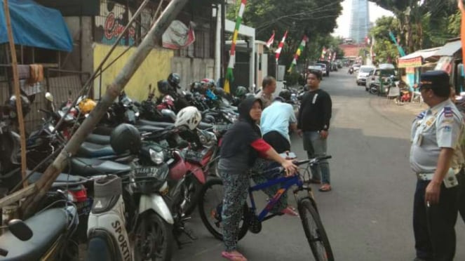 5 Tips Aman Parkir Motor Di Lokasi Liar , Nomor 3 Gak Nyangka