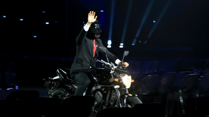 Presiden Joko Widodo mengendarai sepeda motor pada Upacara Pembukaan Asian Games.