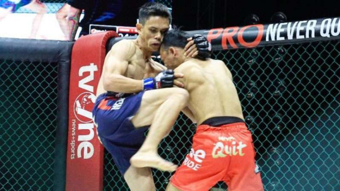 Duel Syamsul Huda versus Billy Pasulatan (biru) di One Pride Pro Never Quit