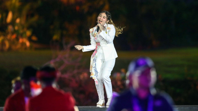 Gaya penyanyi Via Vallen saat mengisi di Pembukaan Asian Games 2018