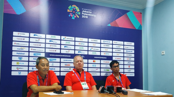 Manajer tim tenis Indonesia, Dedy Prasetyo, (paling kiri)