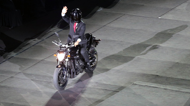 Presiden Jokowi Naik Motor di Upacara Pembukaan Asian Games
