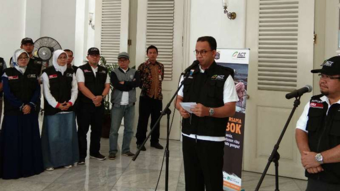 Gubernur DKI Jakarta Anies Baswedan melepas bantuan untuk korban gempa Lombok