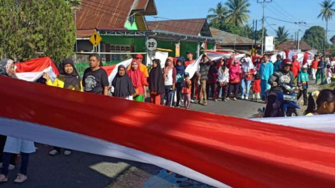 Ribuan warga mengarak bendera Merah Putih sepanjang seribu meter di Padang