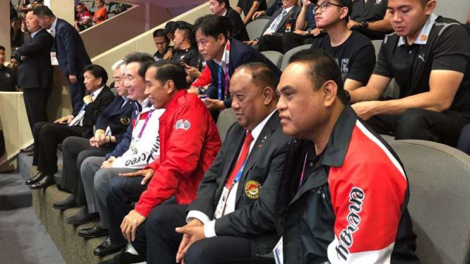 Presiden Joko Widodo pantau atlet taekwondo. 