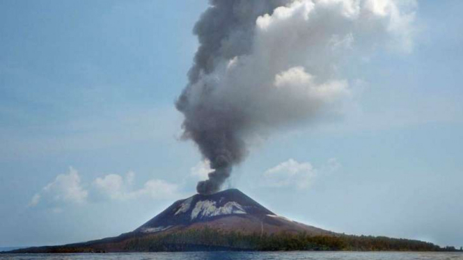 Erupsi Gunung Anak Krakatau.