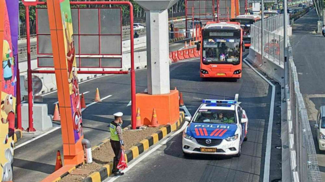 Rombongan atlet Asian Games 2018 melintas gerbang tol di Jakarta.