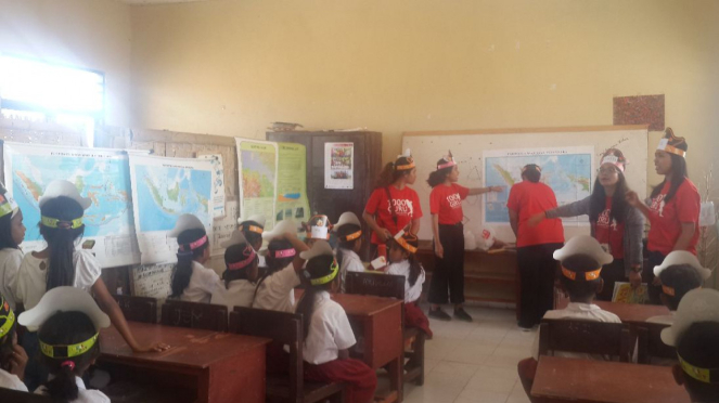 Relawan dari Komunitas 1000 Guru mengajar di SDN Rapamanu, Sumba Timur, NTT