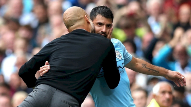 Manajer Manchester City, Pep Guardiola mencium pipi Sergio Aguero