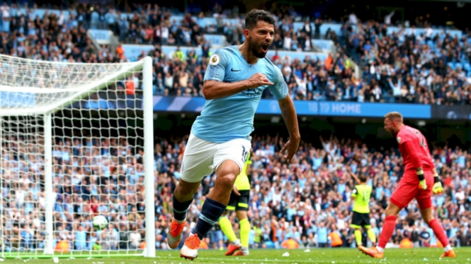 Striker Manchester City, Sergio Aguero usai mencetak gol ke gawang Huddersfield