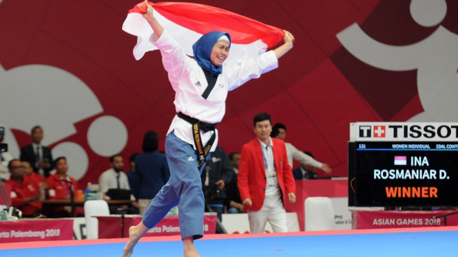 Atlet taekwondo Indonesia, Defia Rosmaniar menyabet medali emas Asian Games 2018