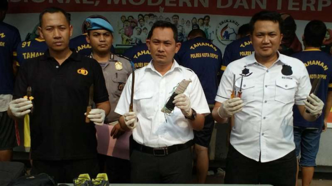 Polisi memperlihatkan para tersangka komplotan perampok dan barang-barang bukti yang disita dalam konferensi pers di Depok, Jawa Barat, Senin, 20 Agustus 2018.