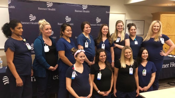 12 dari 16 perawat yang hamil berpose saat jumpa pers. - Banner Health