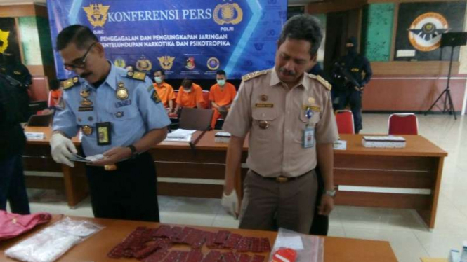 Petugas Bea Cukai memperlihatkan tersangka penyelundupan sabu-sabu dan barang buktinya di Bandara Soekarno-Hatta, Tangerang, Banten, pada Senin, 20 Agustus 2018.