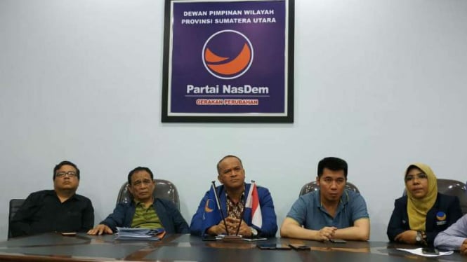 Para petinggi Partai Nasdem Sumatera Utara memberikan keterangan pers tentang penangkapan seorang kadernya atas dugaan kepemilikan narkoba di Medan pada Senin, 20 Agustus 2018.