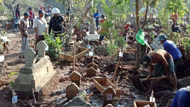 Proses penggalian makam Klampisan di tol Semarang-Batang, Jawa Tengah, pada Senin, 20 Agustus 2018.