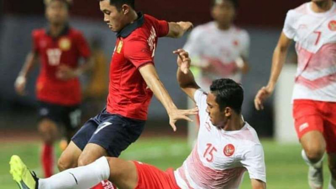 Aksi bek Timnas Indonesia U-23, Ricky Fajrin.