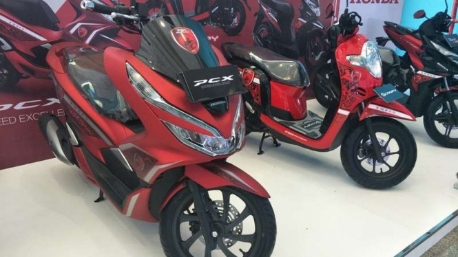 Motor Honda dengan livery tim sepakbola PSM Makassar.