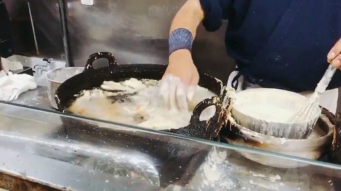 Chef Jepang masak tempura dengan mencelupkan tangan ke dalam minyak panas.