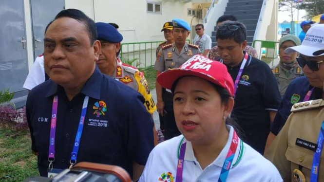 CdM Tim Indonesia, Komjen Syafruddin (kiri) dan Menko PMK, Puan Maharani (kanan)