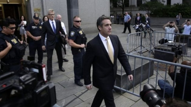Cohen keluar dari pengadilan di New York setelah membayar uang jaminan. Ia pernah mengatakan bersedia memasang badan untuk Trump. - EPA