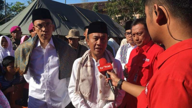 Bupati Lombok Barat Fauzan Khalid disaksikan Gubernur NTB menerima bantuan tvOne
