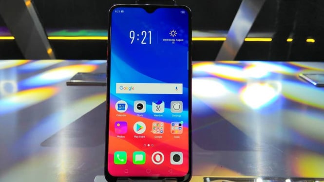 Oppo F9 dipajang di Filipina