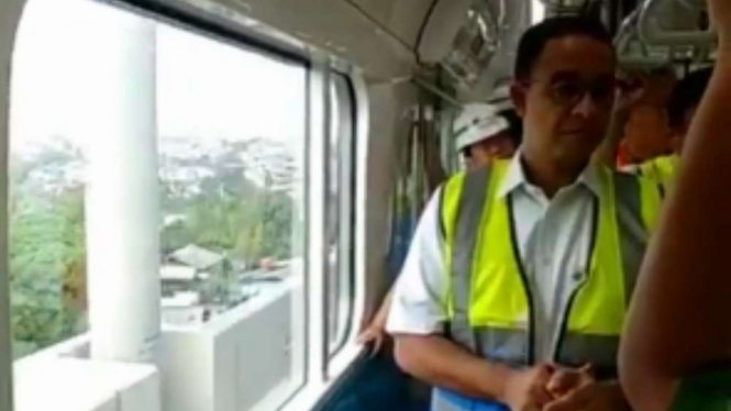 Gubernur DKI Jakarta Anies Baswedan saat ikut ujicoba MRT Jakarta.