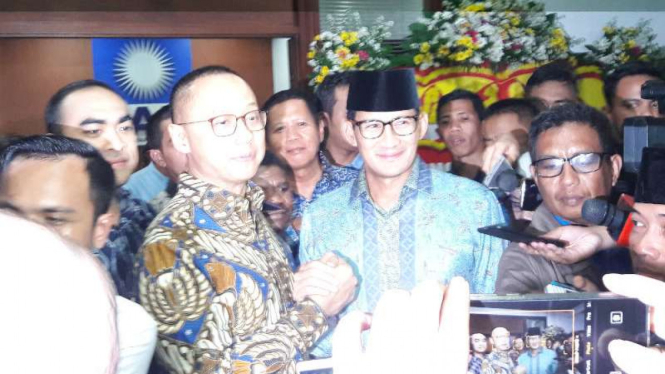 Bakal calon wakil presiden Sandiaga Uno menghadiri acara HUT ke-20 Partai Amanat Nasional di kantor pusat partai itu di Jakarta pada Kamis malam, 23 Agustus 2018.