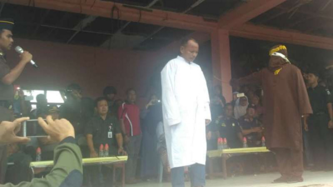 Seorang pelanggar syariat Islam di Kabupaten Aceh Singkil, Aceh, dicambuk di depan umum pada Kamis, 23 Agustus 2018.