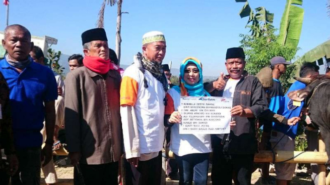 Bakrie Amanah menggelar bakti sosial penyembelihan sapi di Garut, Jawa Barat