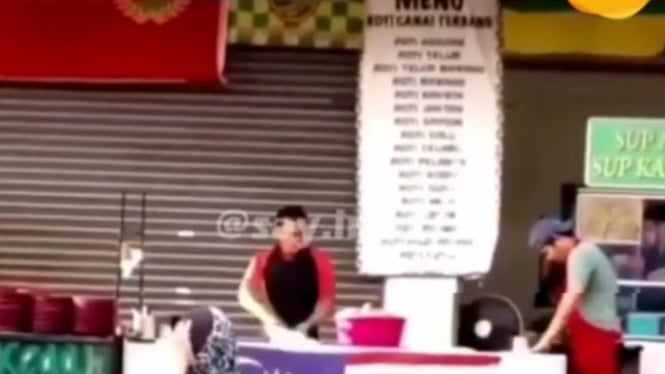 Aksi penjual roti canai.