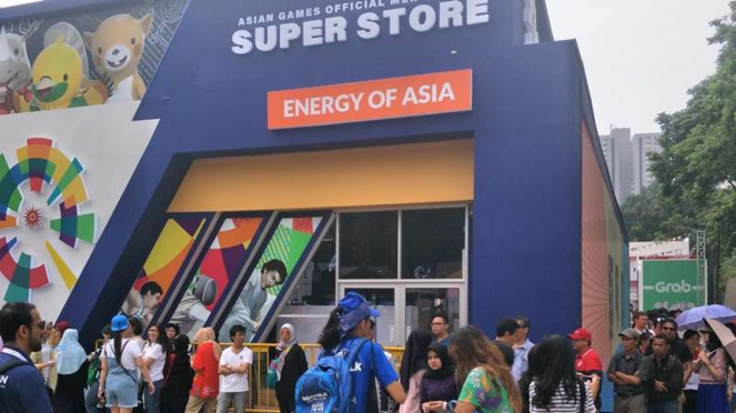 Pengunjung Asian Games antre di toko Merchandise.