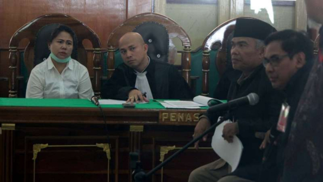 Meiliana (kiri) dan penasihat hukumnya selama sidang di Pengadilan Negeri Medan, 21 Agustus 2018.