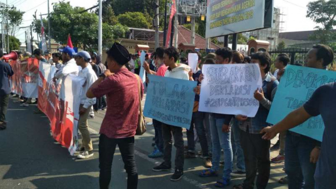 Massa penolak Deklarasi Ganti Presiden beraksi di depan Markas Polda Jatim