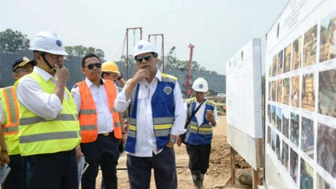 Menhub Budi Karya Sumadi meninjau double track kereta Sukabumi-Bogor