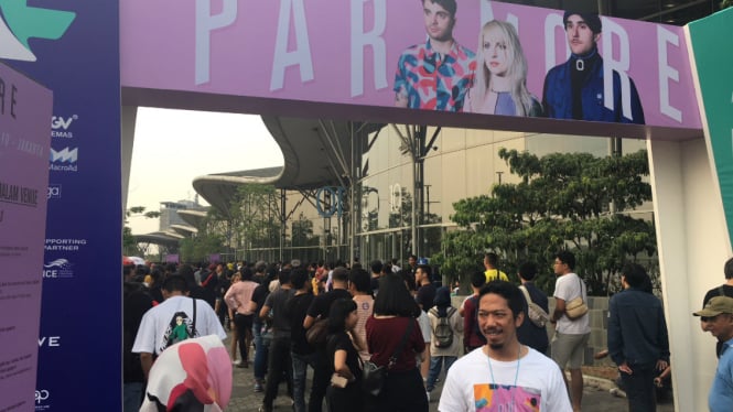 Suasana antrean konser Paramore