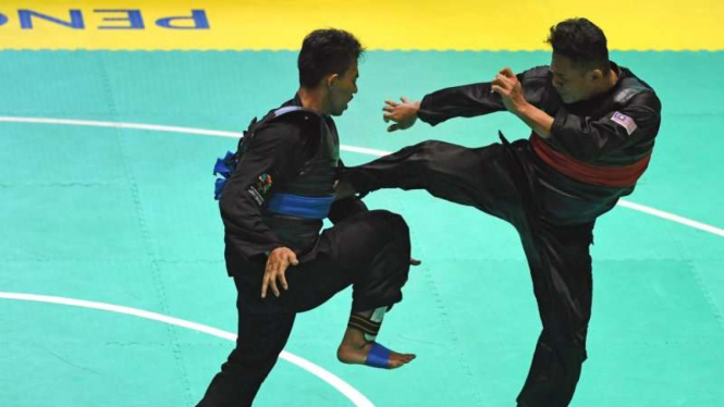 Pesilat Indonesia Amri Rusdana (kiri)