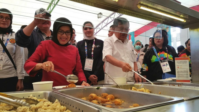 Wakil Presiden Jusuf Kalla bersama Ibu Mufidah Kalla makan siang di wisma atlet 