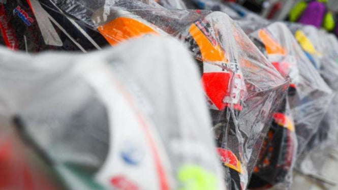 Motor para pembalap MotoGP diberi pengaman akibat hujan deras